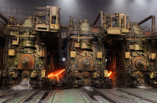 hot strip mill rolling process showing work and backup roll interaction